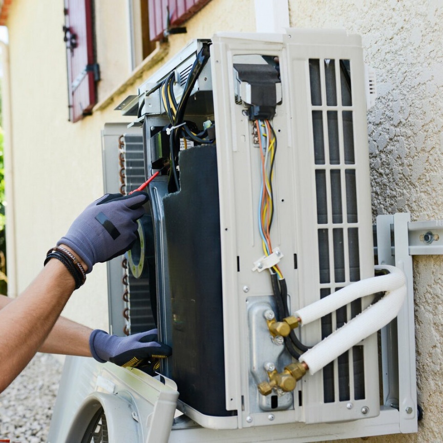 Туристы наслаждаются захватывающими видами снежных вершин, создающими атмосферу умиротворения и гармонии